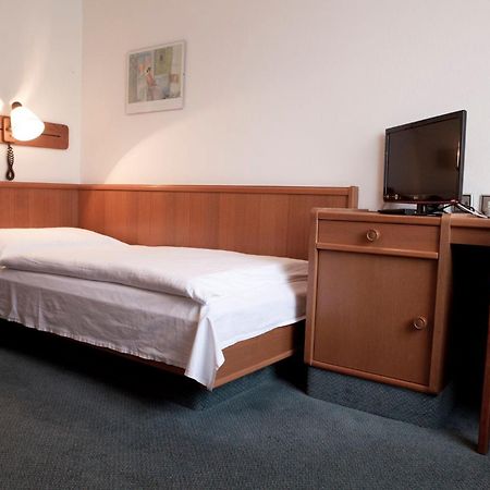Hotel Ungarische Krone Bruckneudorf Bagian luar foto