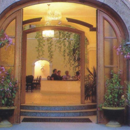Hotel Ungarische Krone Bruckneudorf Bagian luar foto