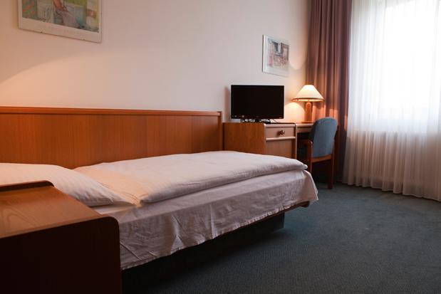 Hotel Ungarische Krone Bruckneudorf Ruang foto