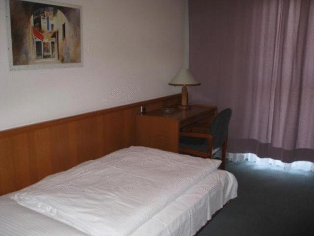 Hotel Ungarische Krone Bruckneudorf Bagian luar foto