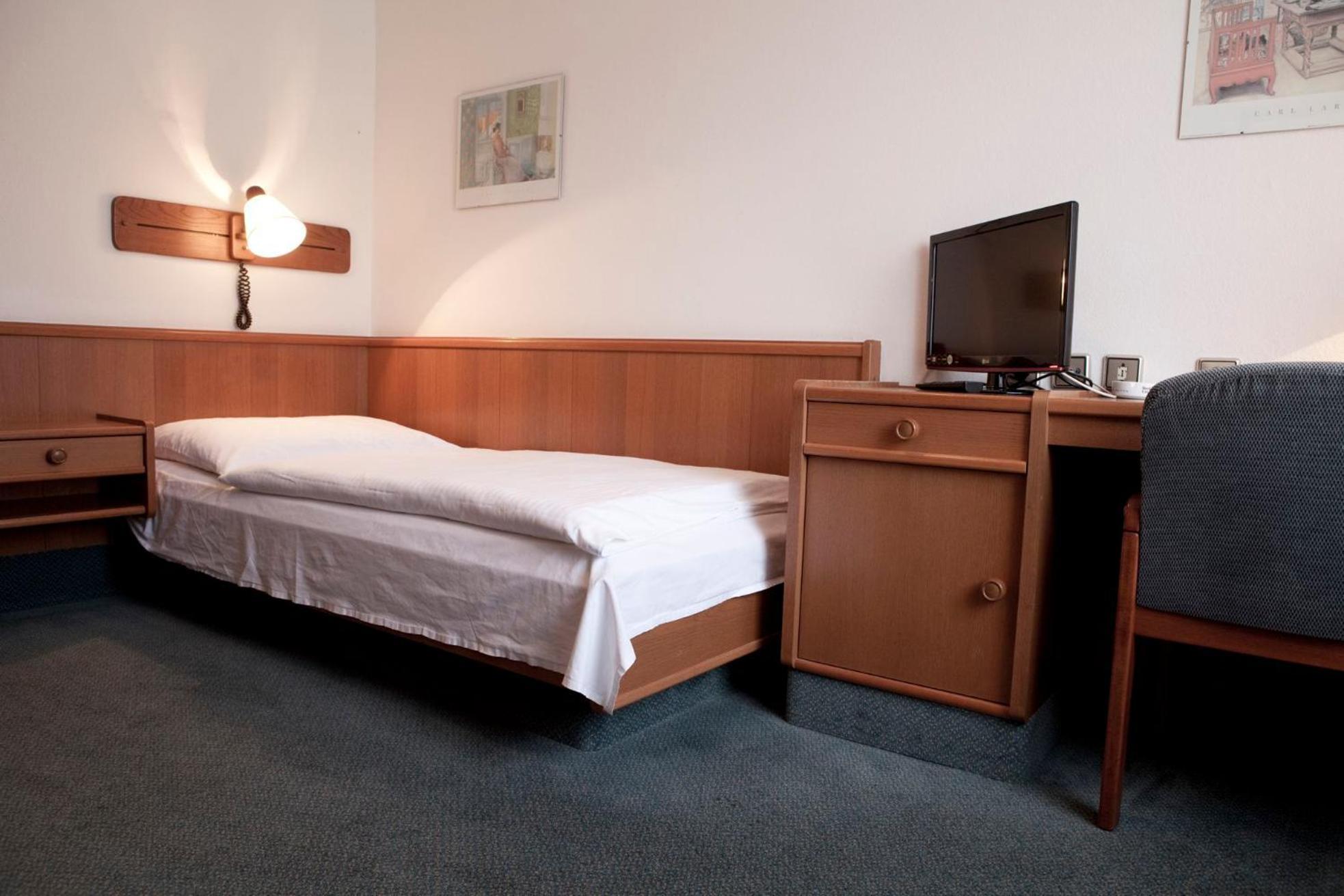 Hotel Ungarische Krone Bruckneudorf Bagian luar foto
