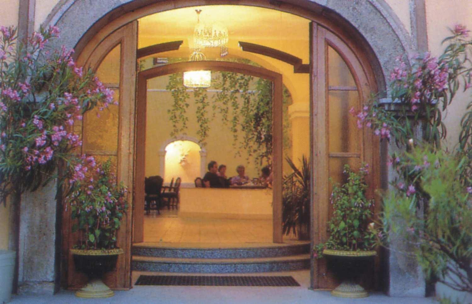 Hotel Ungarische Krone Bruckneudorf Bagian luar foto